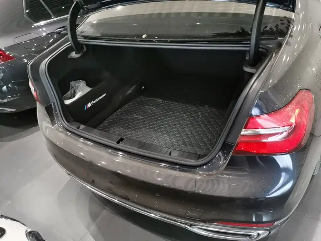 BMW 7 Series — миниатюра 19