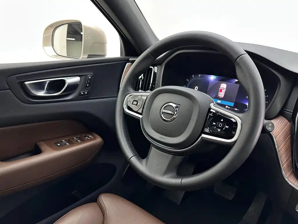 Volvo XC60 2025 B5 Luxury
