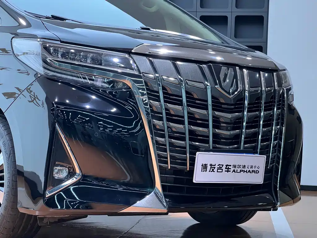 Toyota Alphard — миниатюра 4