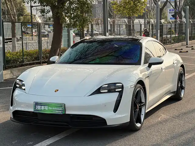 PORSCHE TAYCAN 2024