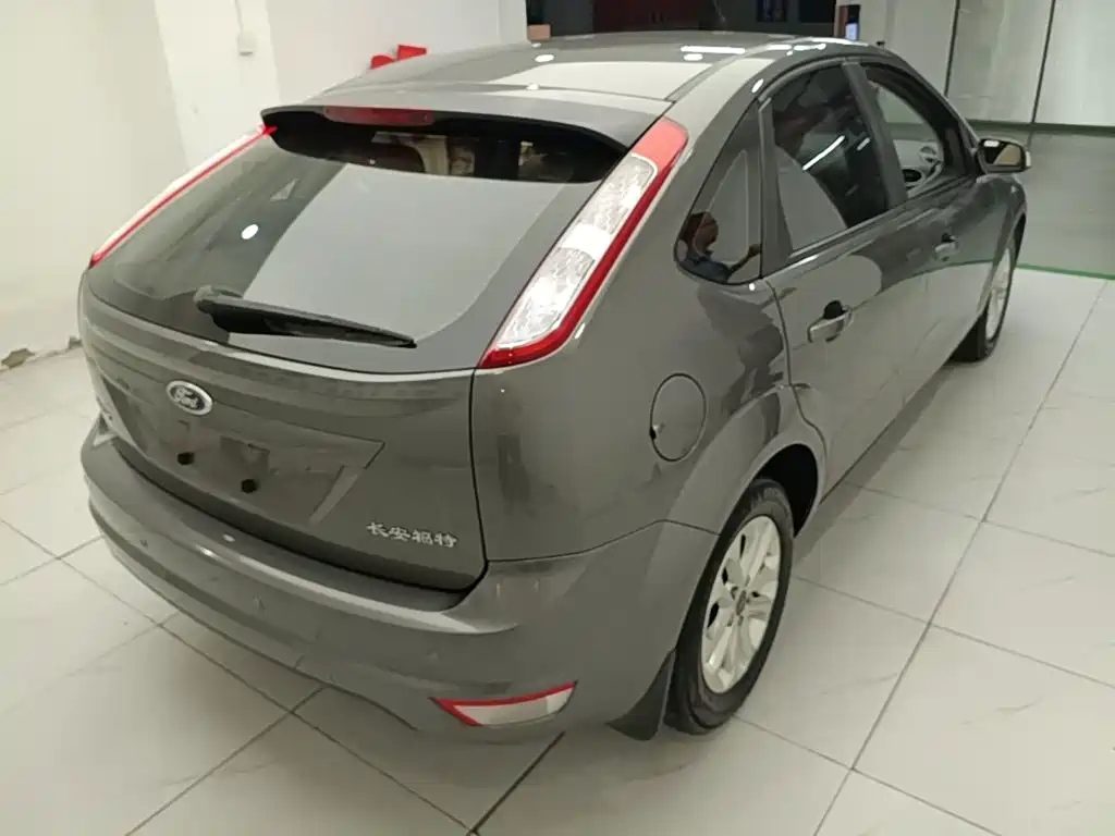 Ford Focus 2013 1.8L MT