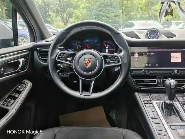 Porsche Macan — миниатюра 9