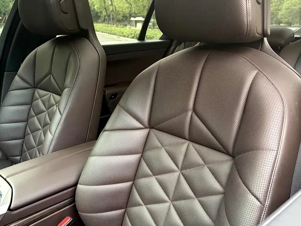 BMW 7 Series — миниатюра 17