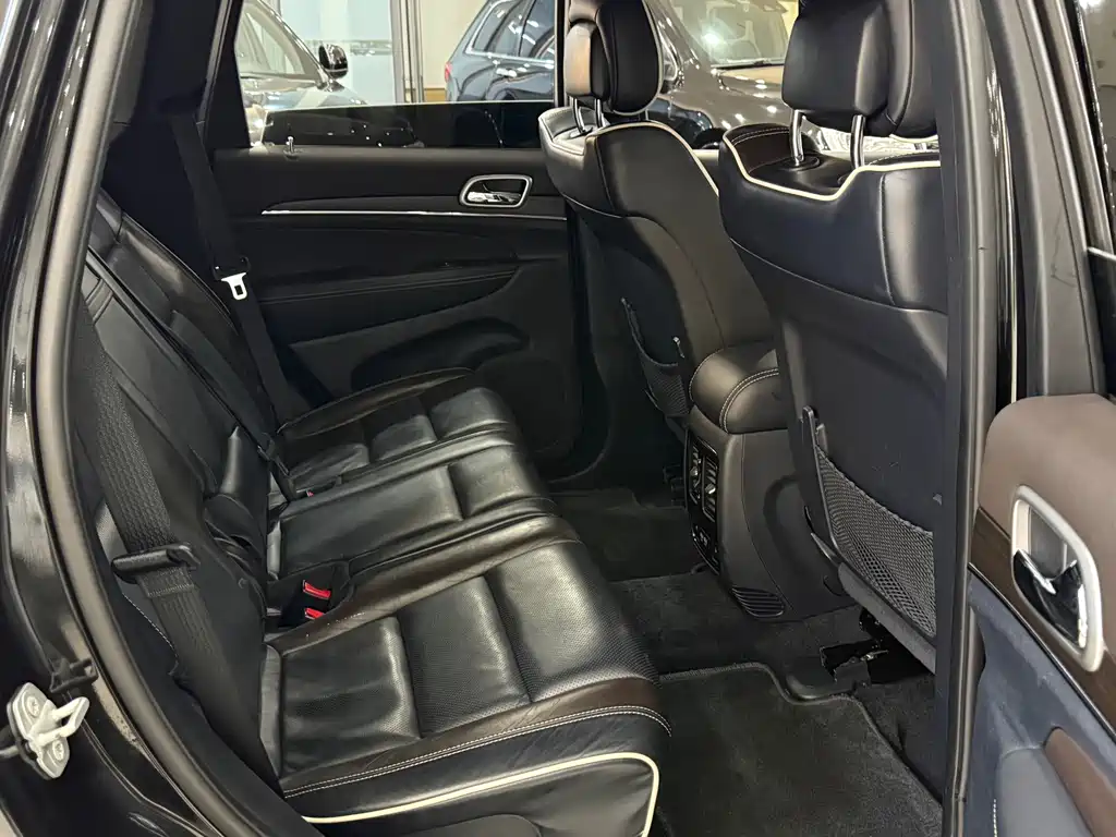 Jeep Grand Cherokee (Import) — миниатюра 12