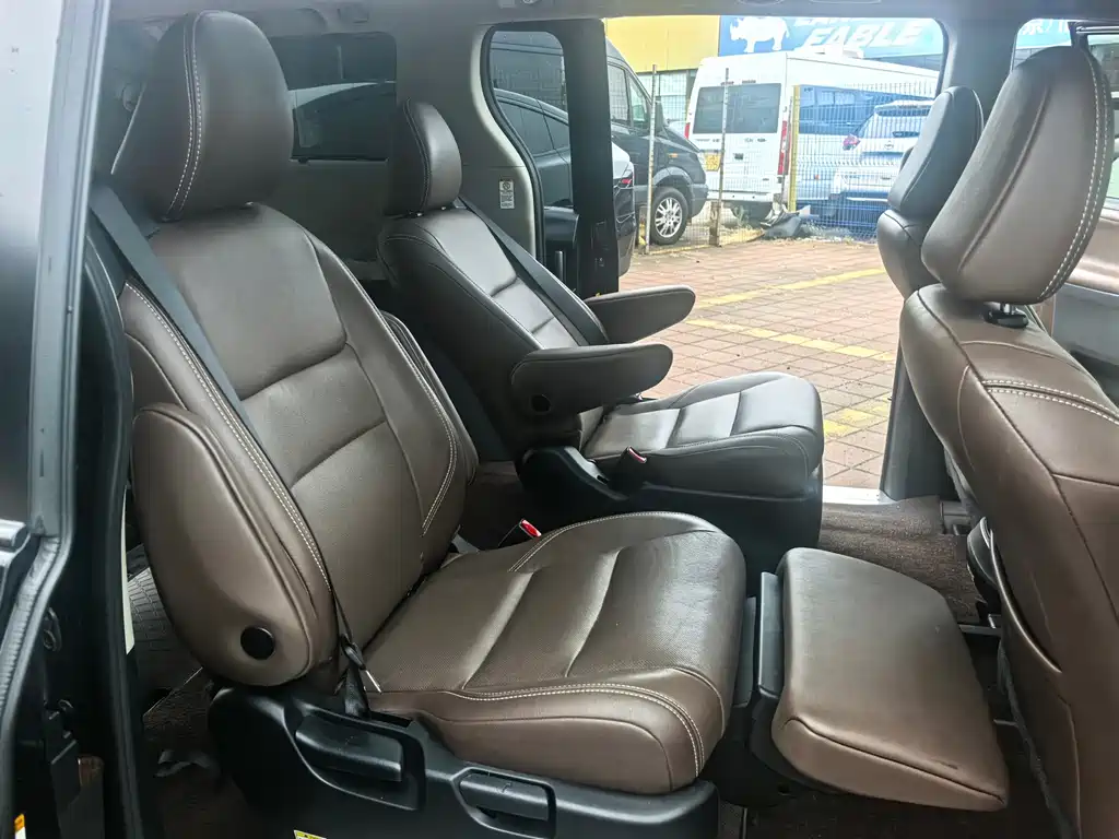 Toyota Sienna — миниатюра 7