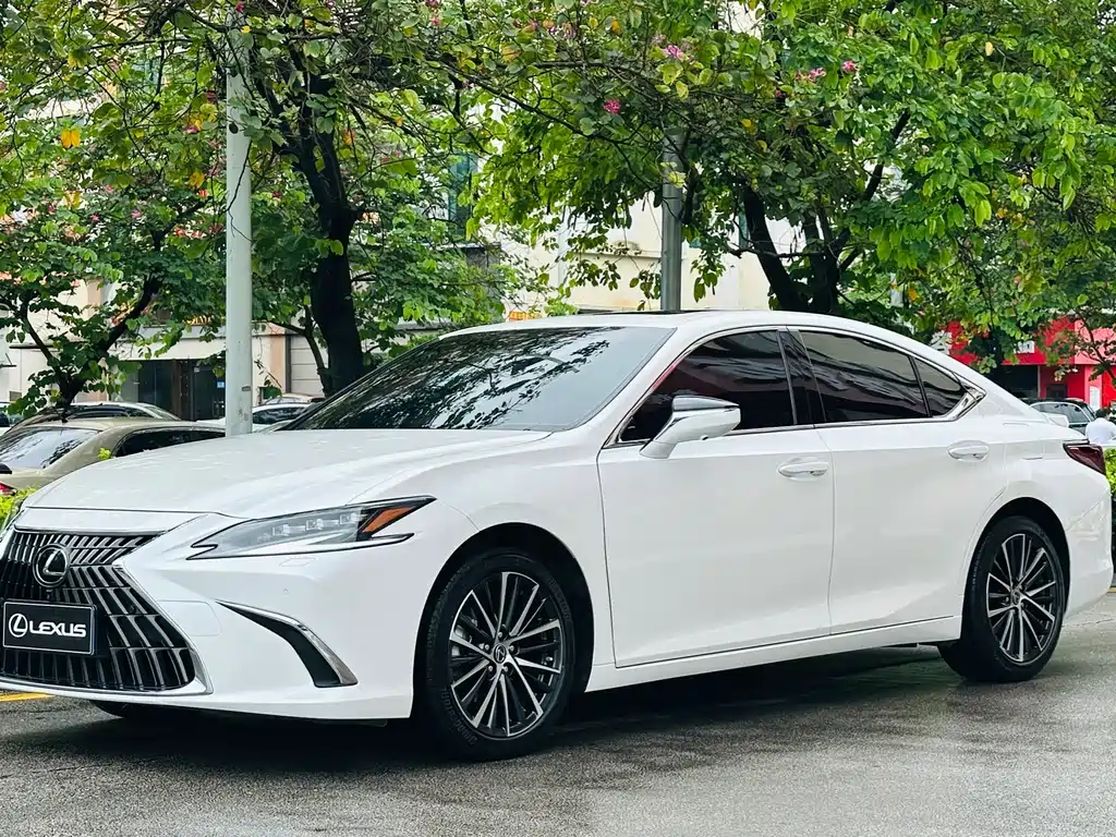 Lexus ES 2024