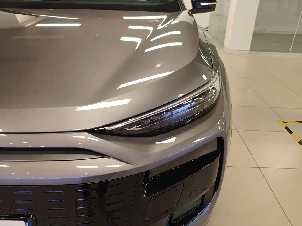Audi Q6L e-tron — миниатюра 6