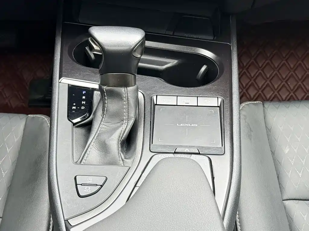 Lexus UX - фото 13