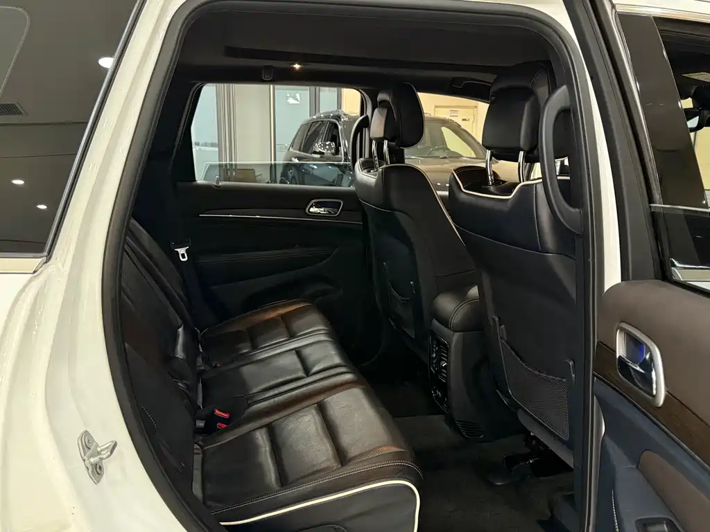 Jeep Grand Cherokee (Import) — миниатюра 12