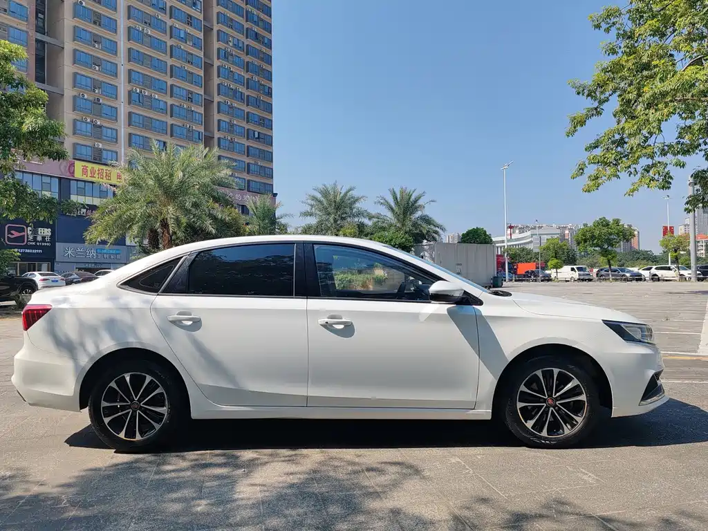 Roewe i6 Classic — миниатюра 4