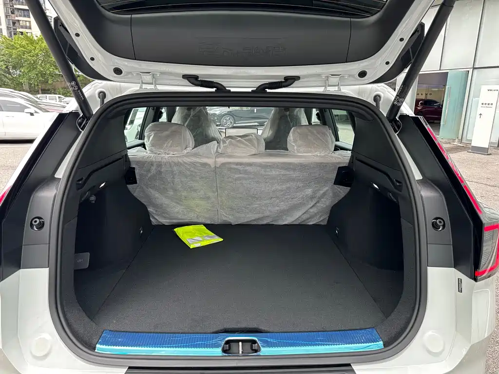 Volvo XC70 PHEV — миниатюра 16