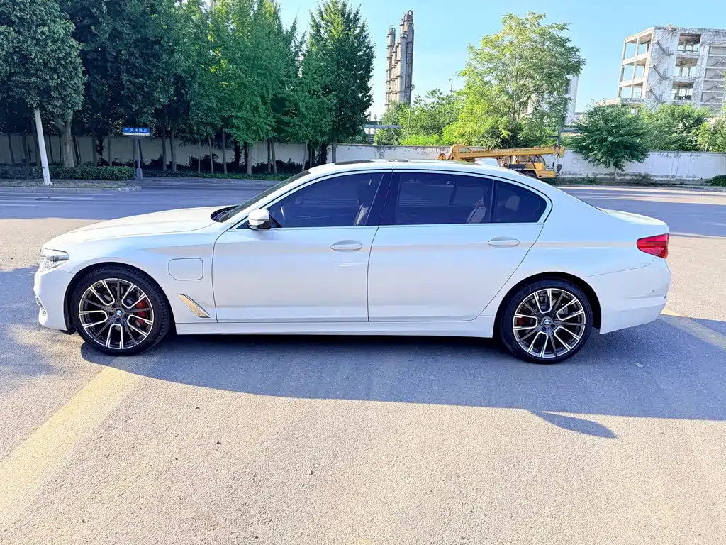 BMW 5 Series New Energy — миниатюра 4