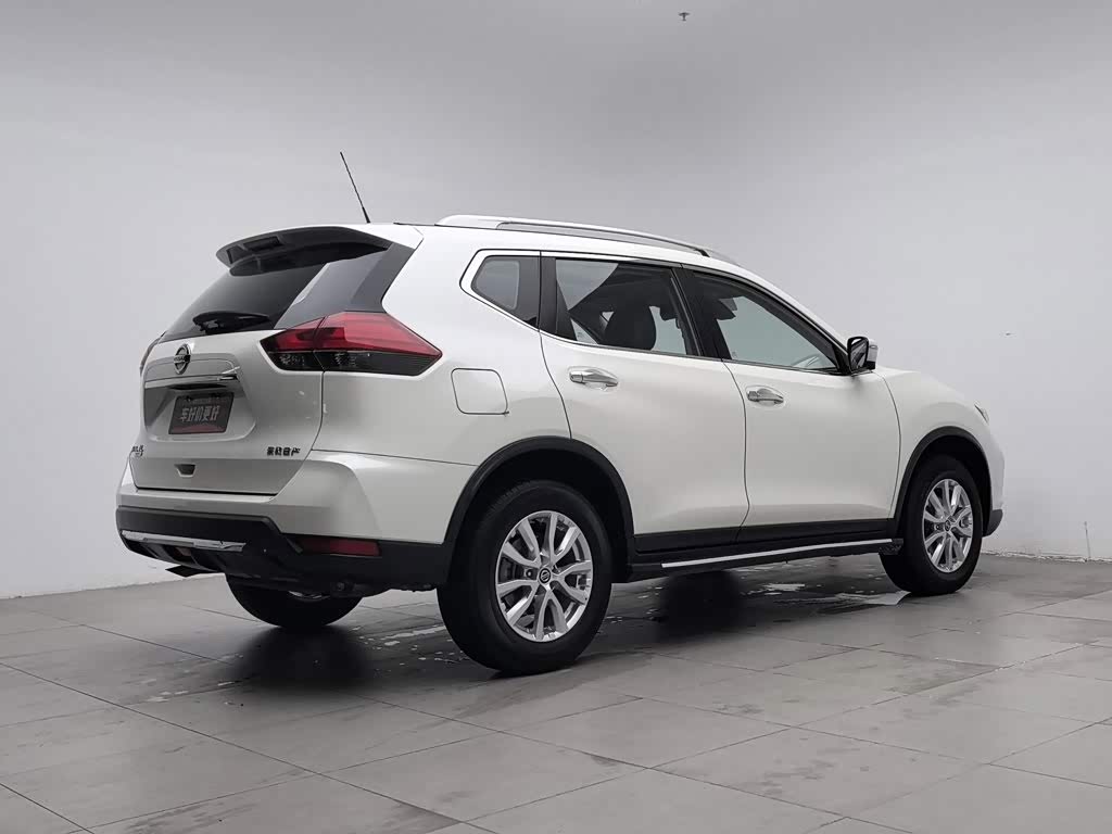 Nissan X-Trail 2.0 л 2023 г. Белый, пробег 37600 км