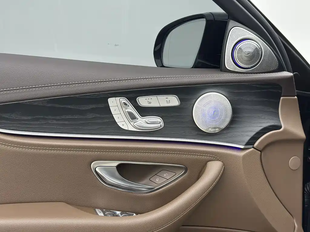 Mercedes-Benz E-Class — миниатюра 7