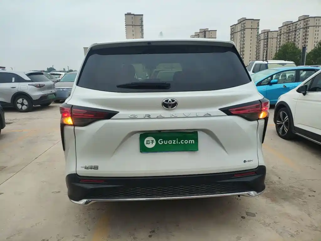 Toyota Granvia — миниатюра 6