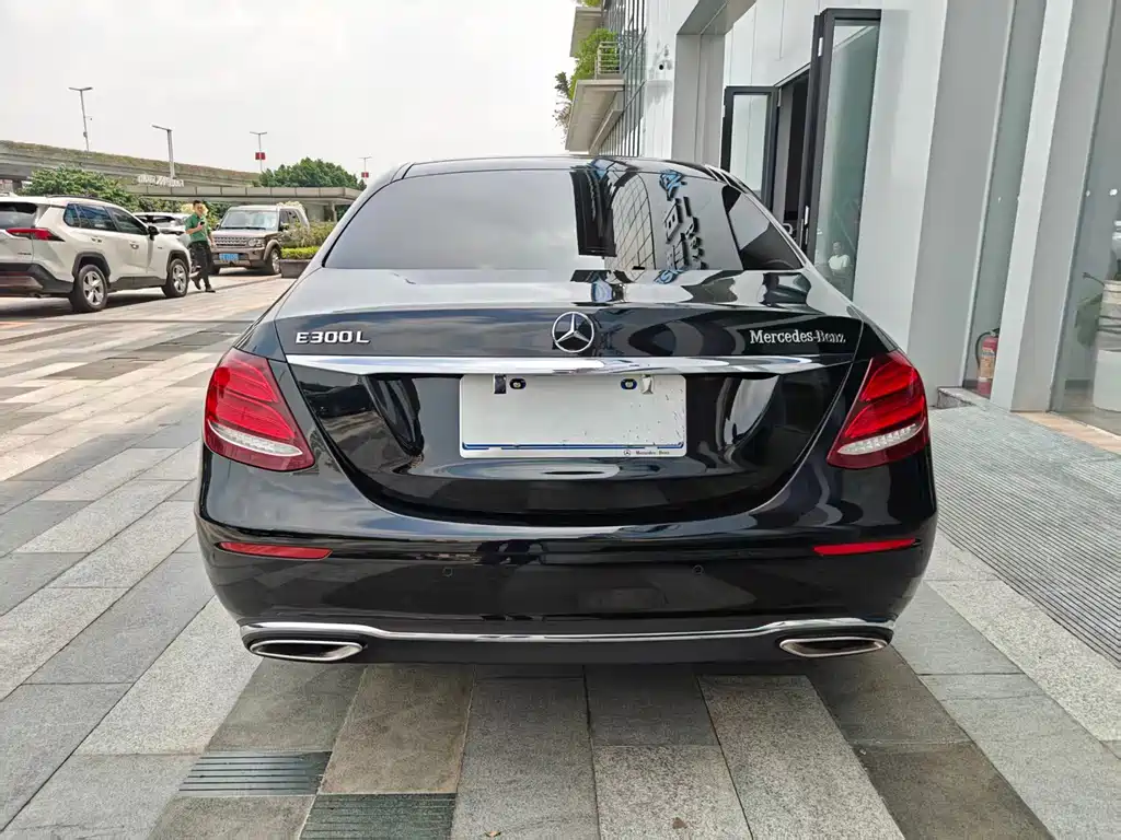 Mercedes-Benz E-Class — миниатюра 7