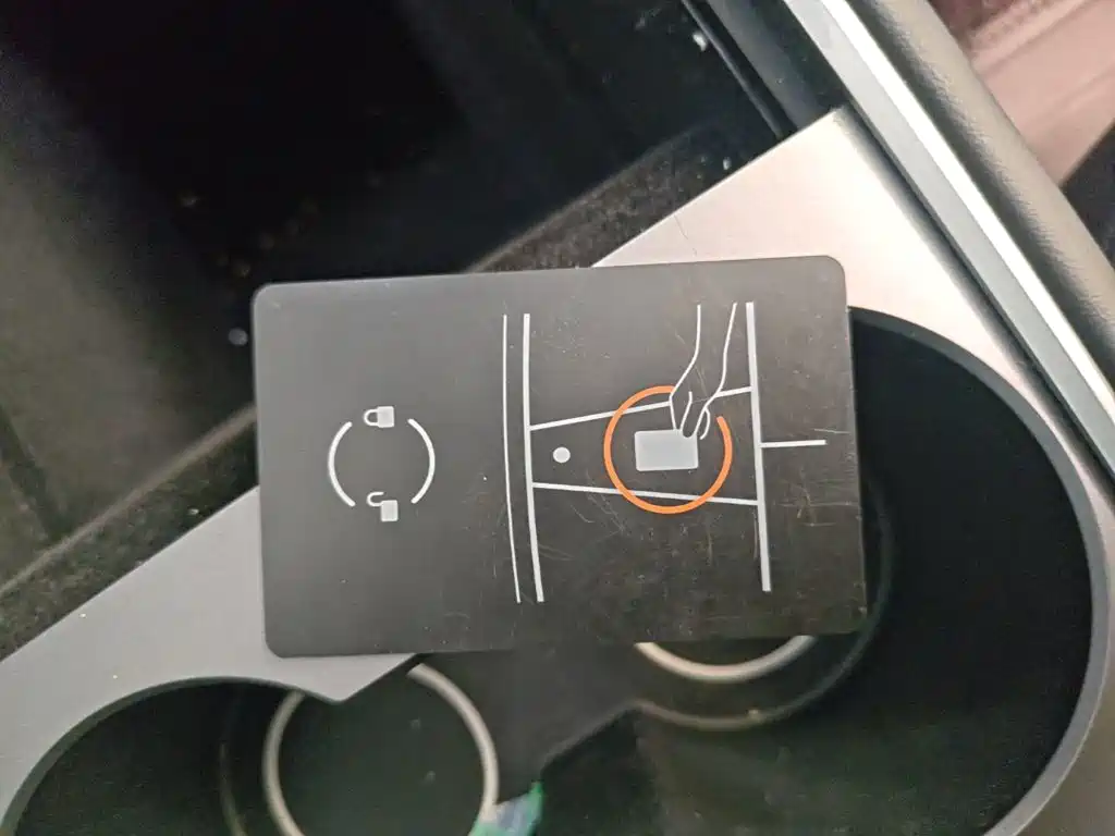 Tesla Model Y — миниатюра 9