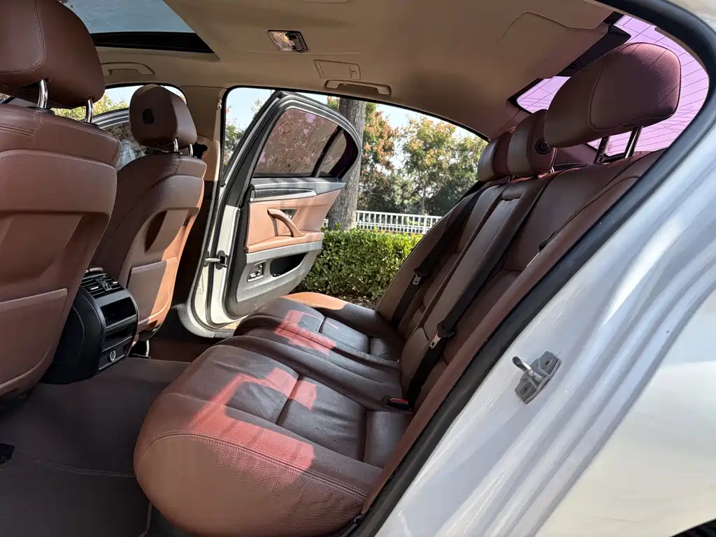 BMW 5 Series — миниатюра 10