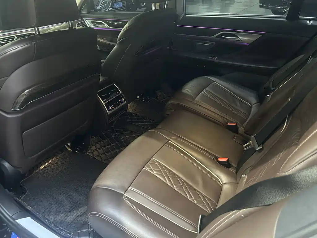 BMW 7 Series — миниатюра 7