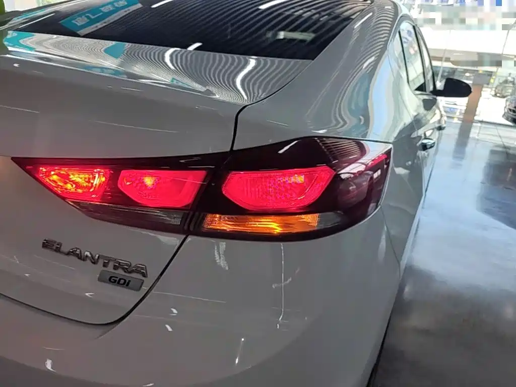 Hyundai Elantra — миниатюра 8