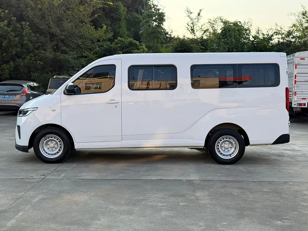 Wuling Yangguang — миниатюра 3