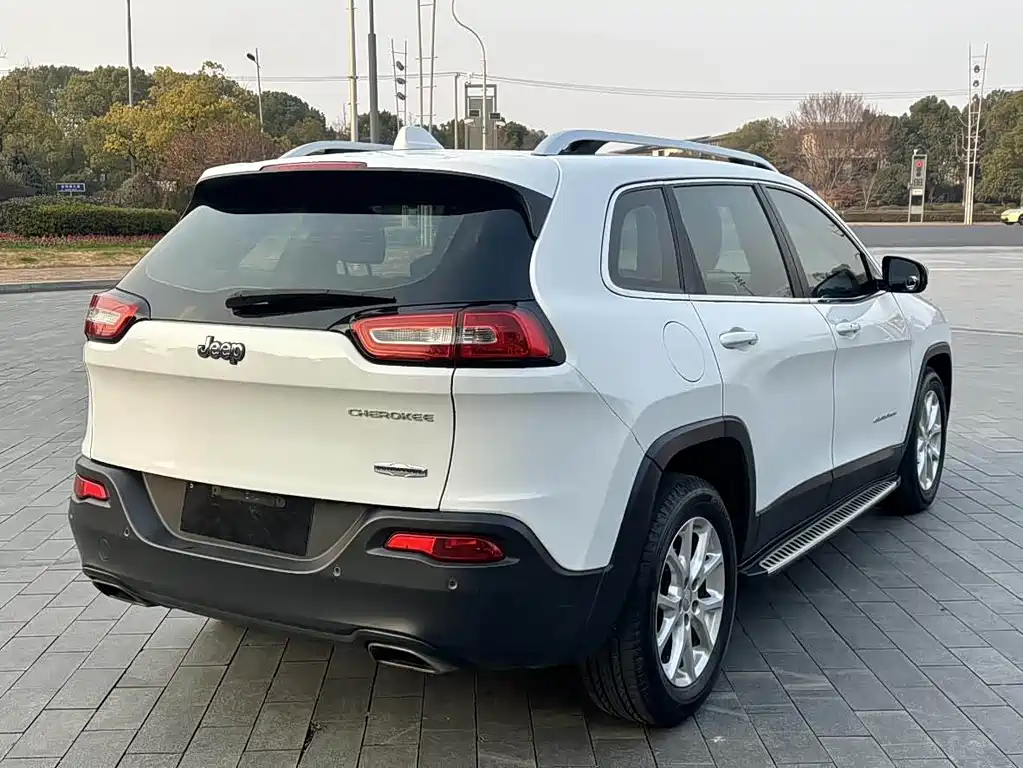Jeep Cherokee (Import) — миниатюра 5
