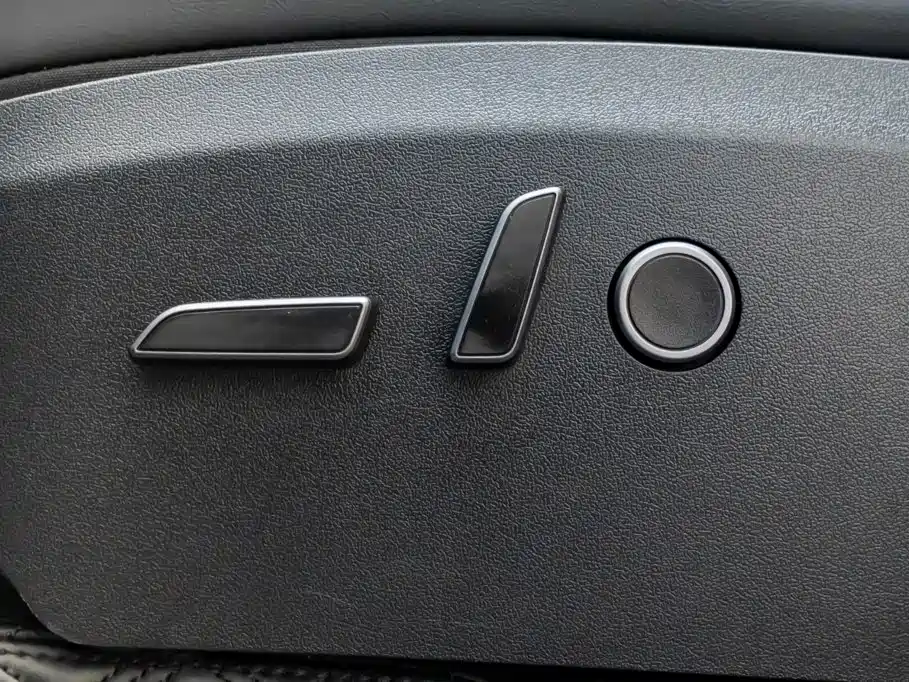 Tesla Model Y — миниатюра 20