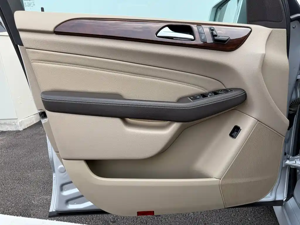 Mercedes-Benz M-Class — миниатюра 12