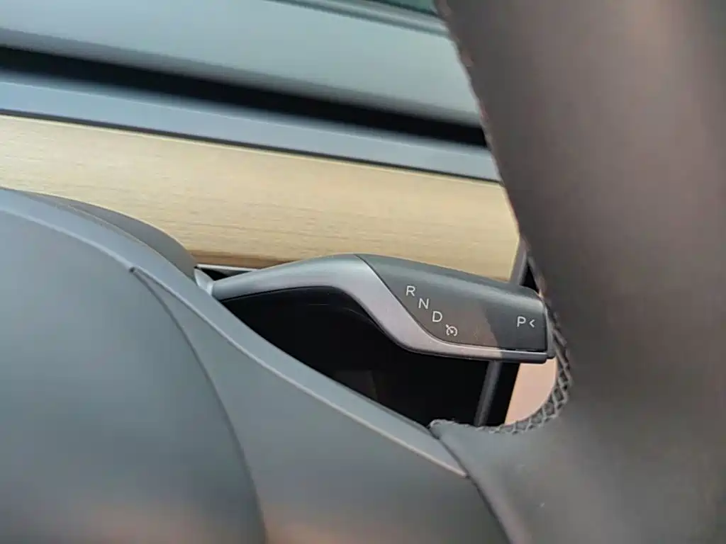 Tesla Model Y — миниатюра 14
