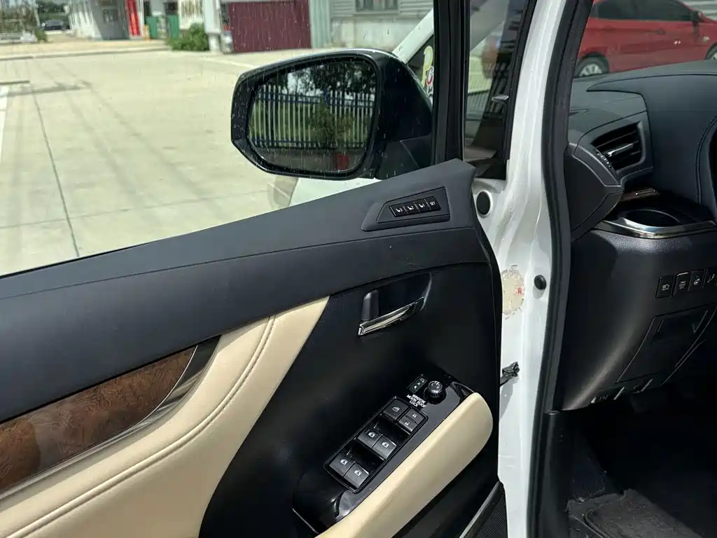 Toyota Alphard — миниатюра 7