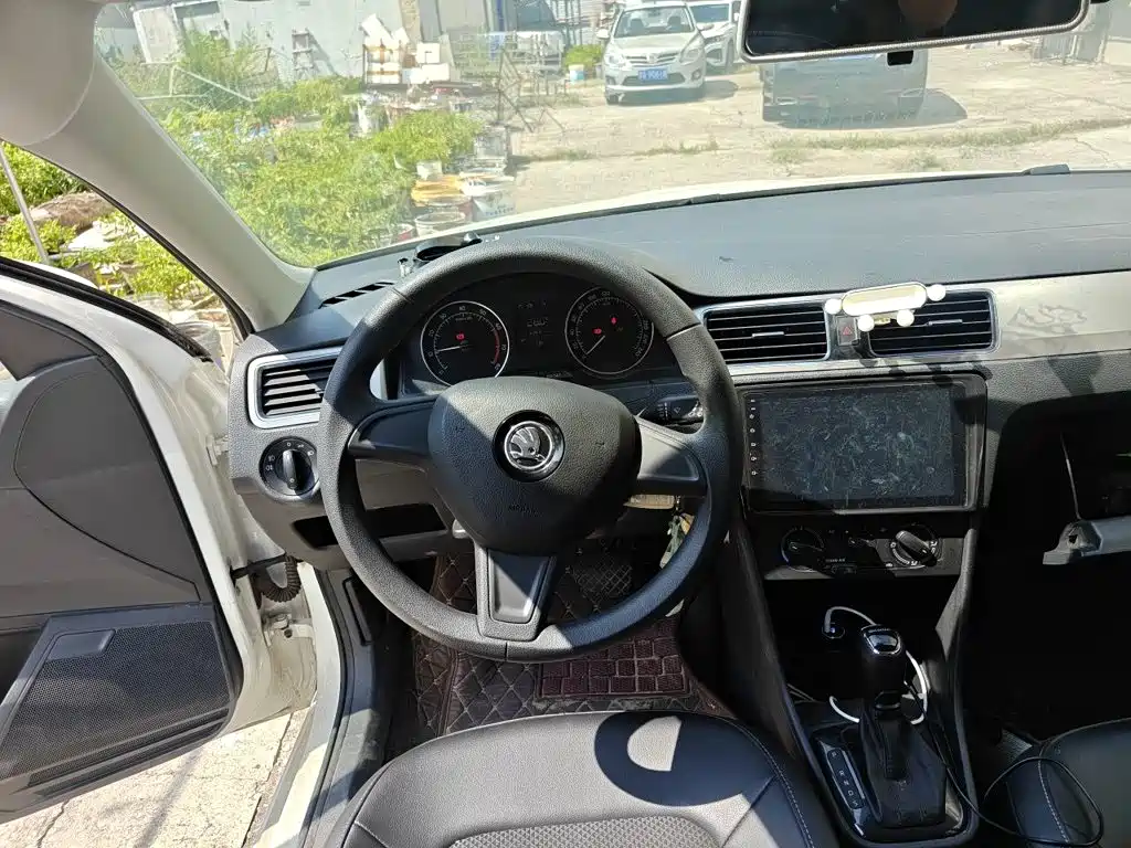 Skoda Rapid Spaceback — миниатюра 6