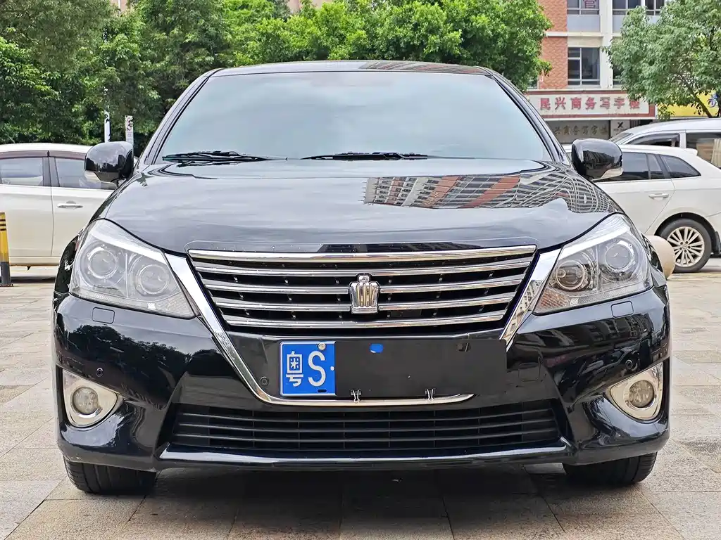 Toyota Crown — миниатюра 2