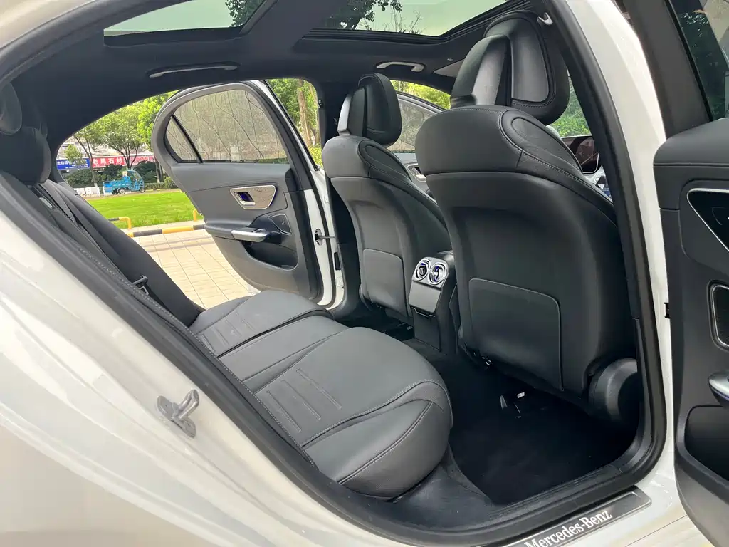 Mercedes-Benz C-Class — миниатюра 11