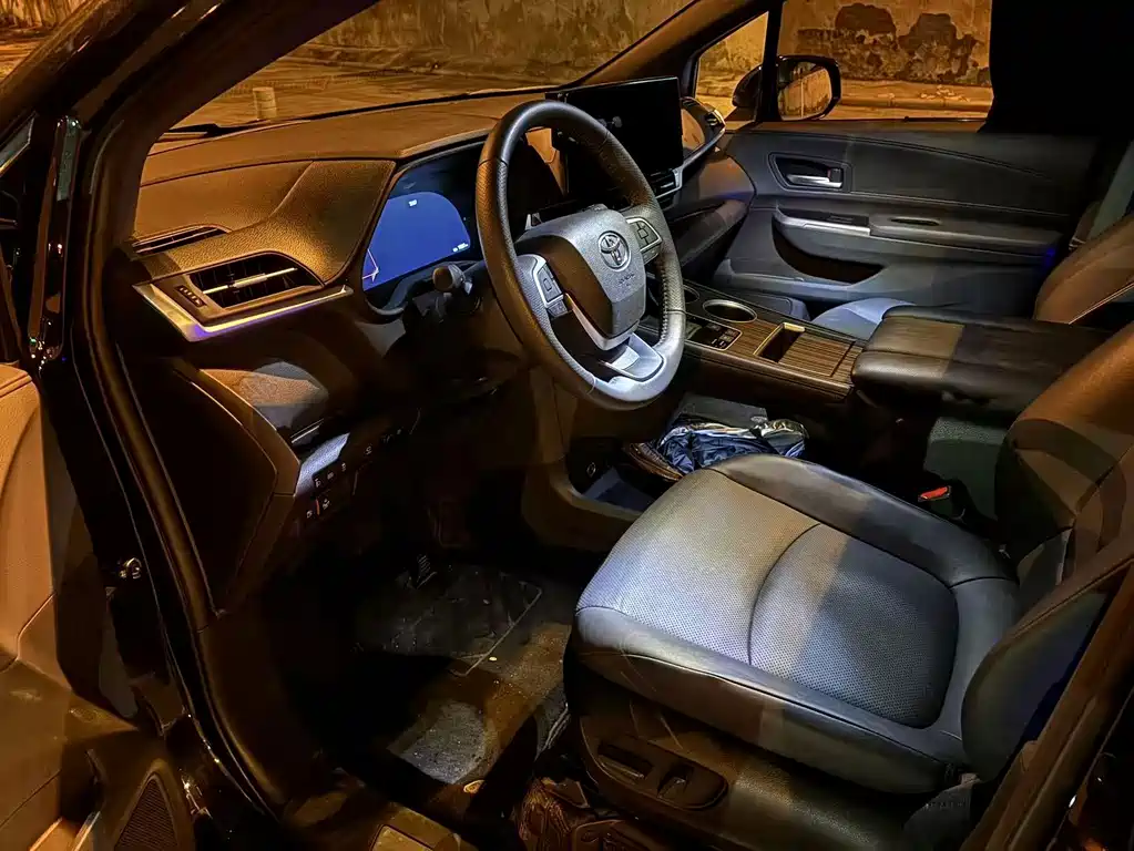 Toyota Granvia — миниатюра 7