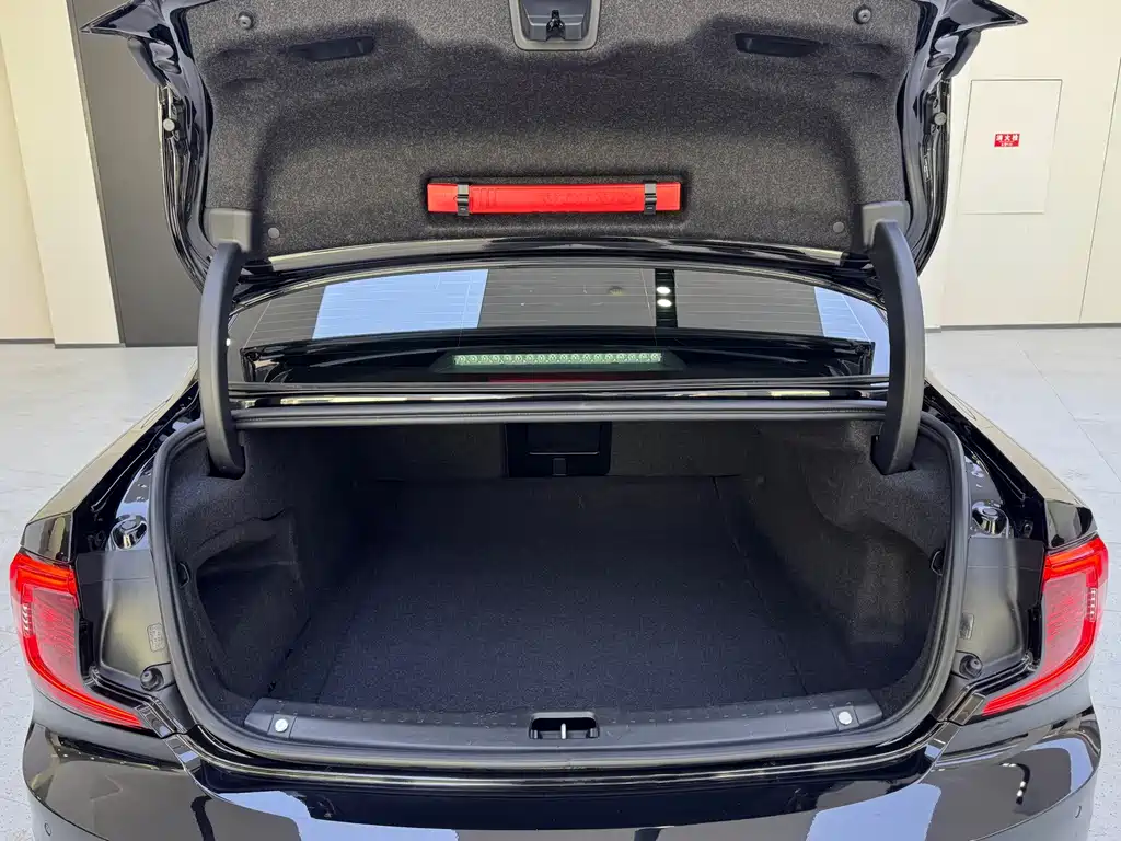 Volvo S90 — миниатюра 13