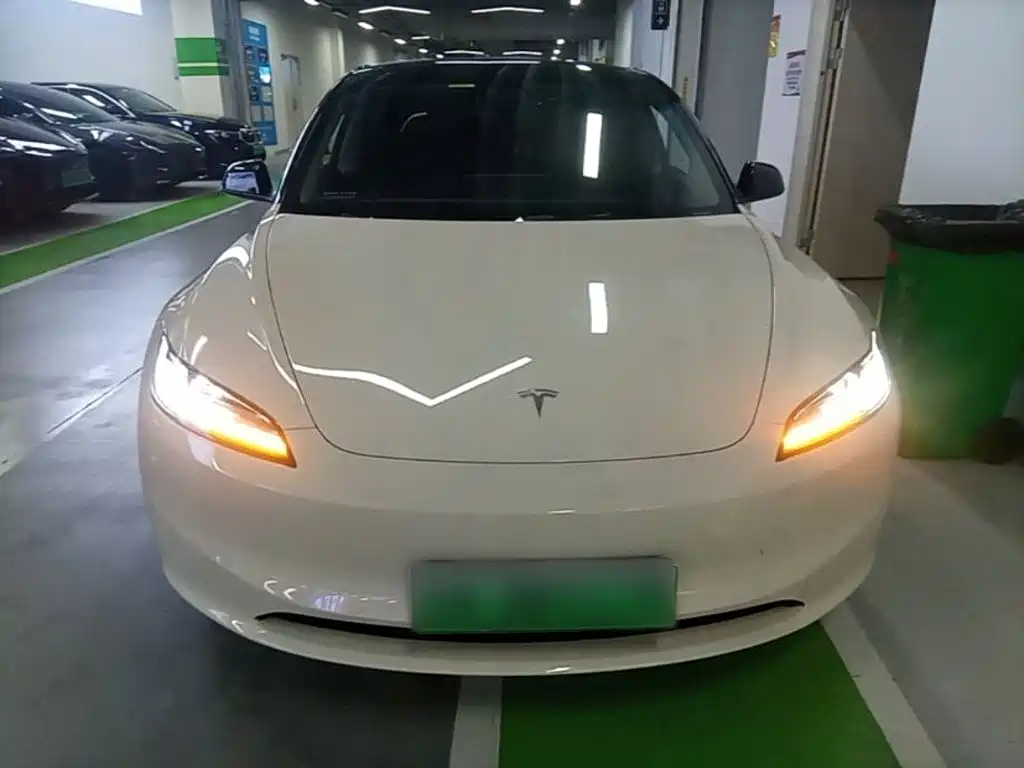 Tesla Model 3 — миниатюра 3