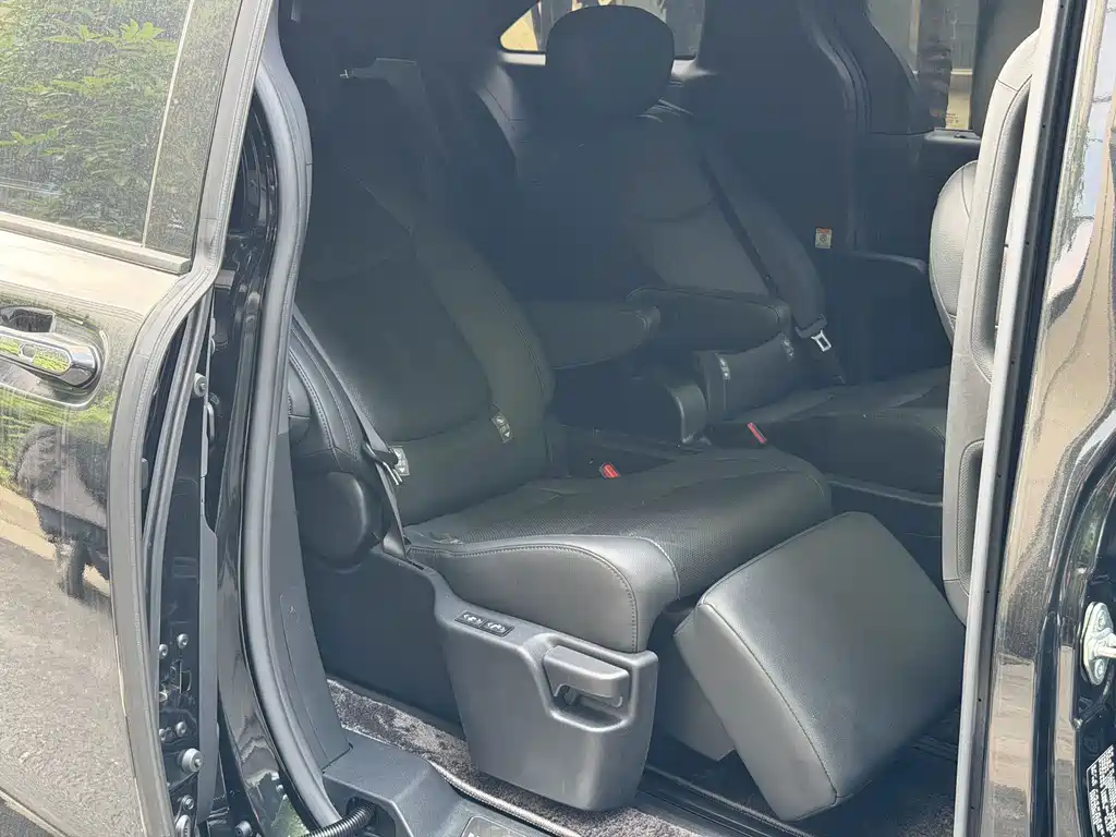 Toyota Sienna — миниатюра 16