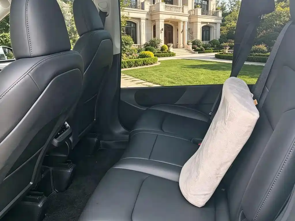Tesla Model Y — миниатюра 9