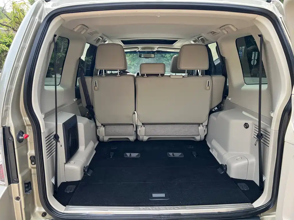 Mitsubishi Pajero (Import) — миниатюра 17