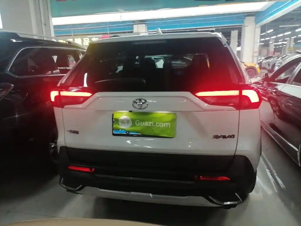 Toyota RAV4 — миниатюра 6