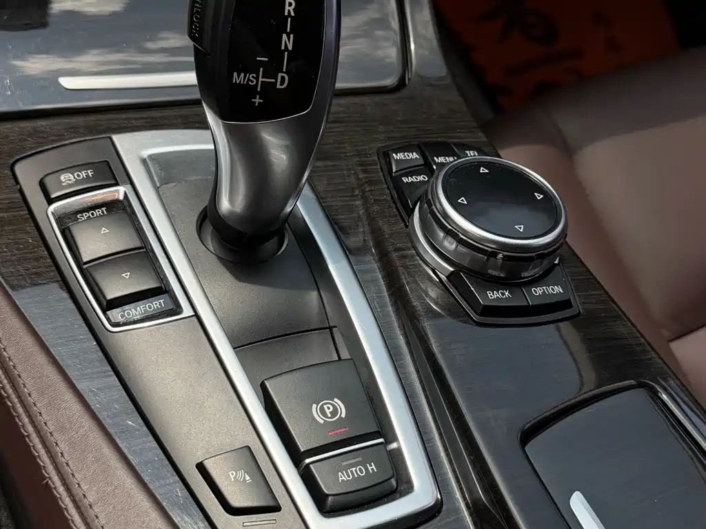 BMW 5 Series — миниатюра 10