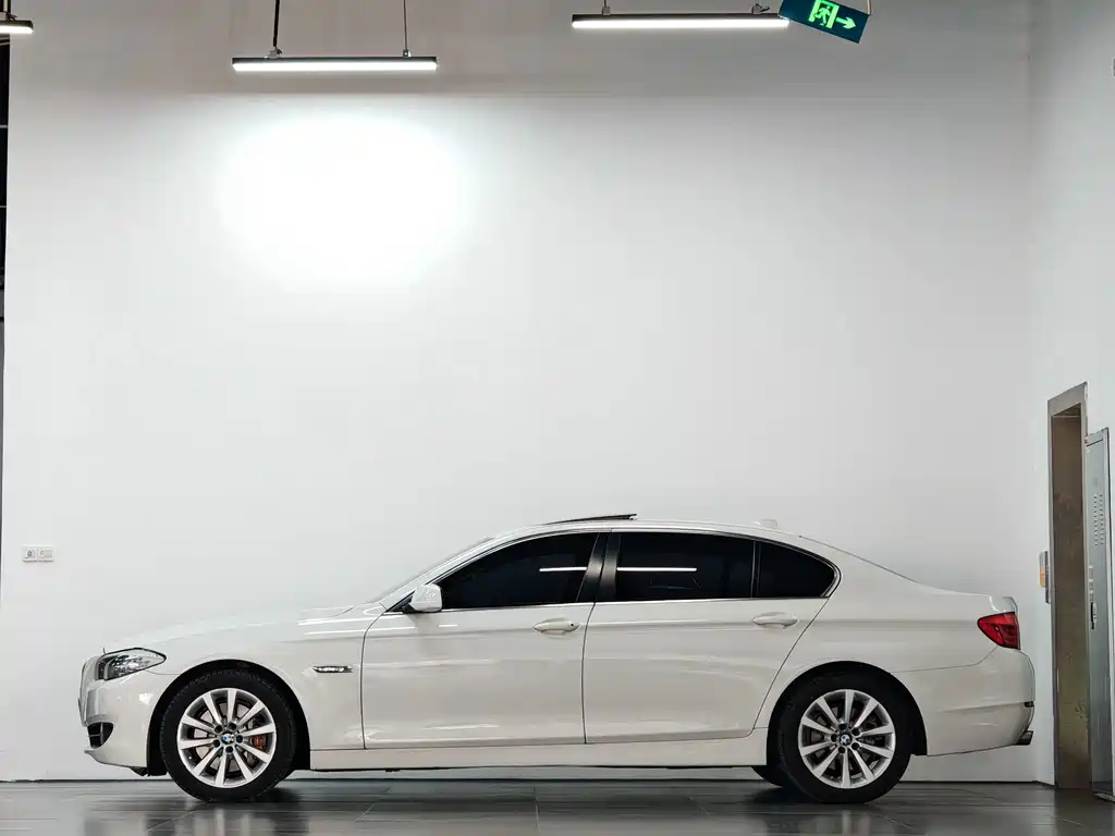 BMW 5 Series — миниатюра 2