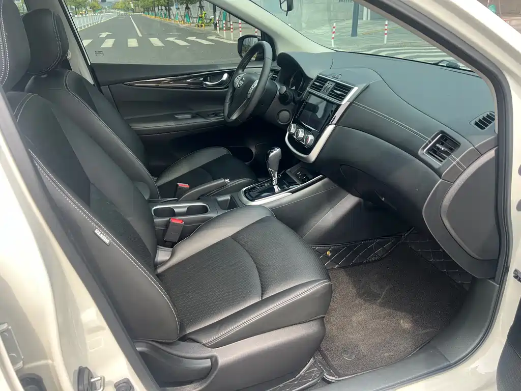 Nissan Tiida — миниатюра 16