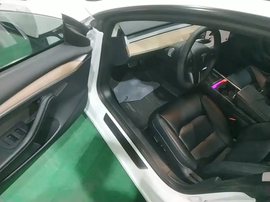 Tesla Model 3 — миниатюра 16