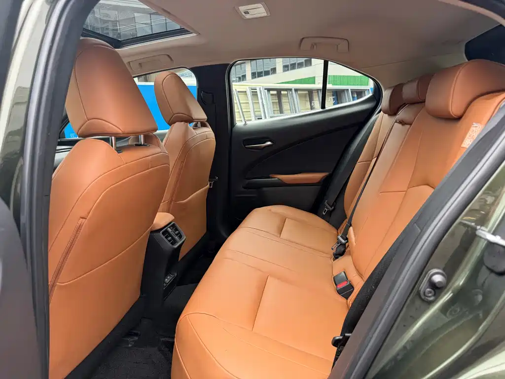 Lexus UX New Energy — миниатюра 5