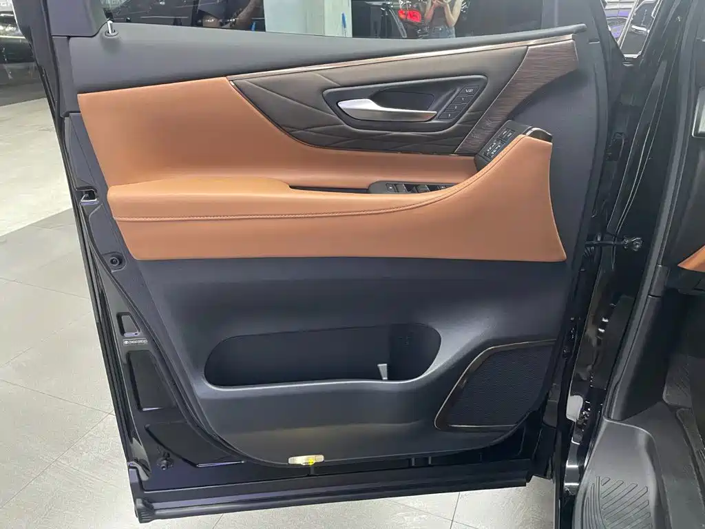 Toyota Vellfire — миниатюра 13