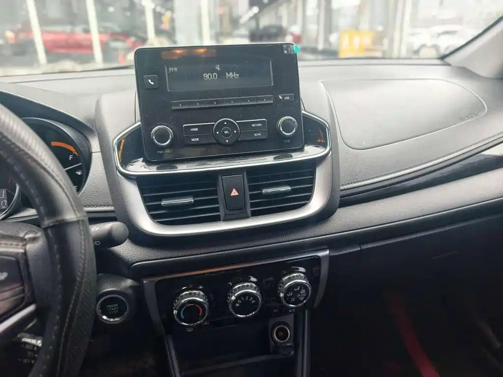 Toyota Yaris L — миниатюра 17