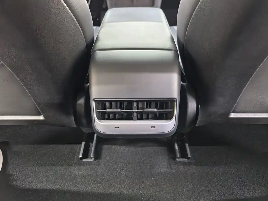 Tesla Model 3 — миниатюра 6