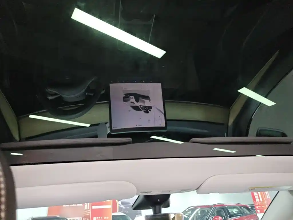 Tesla Model Y — миниатюра 18