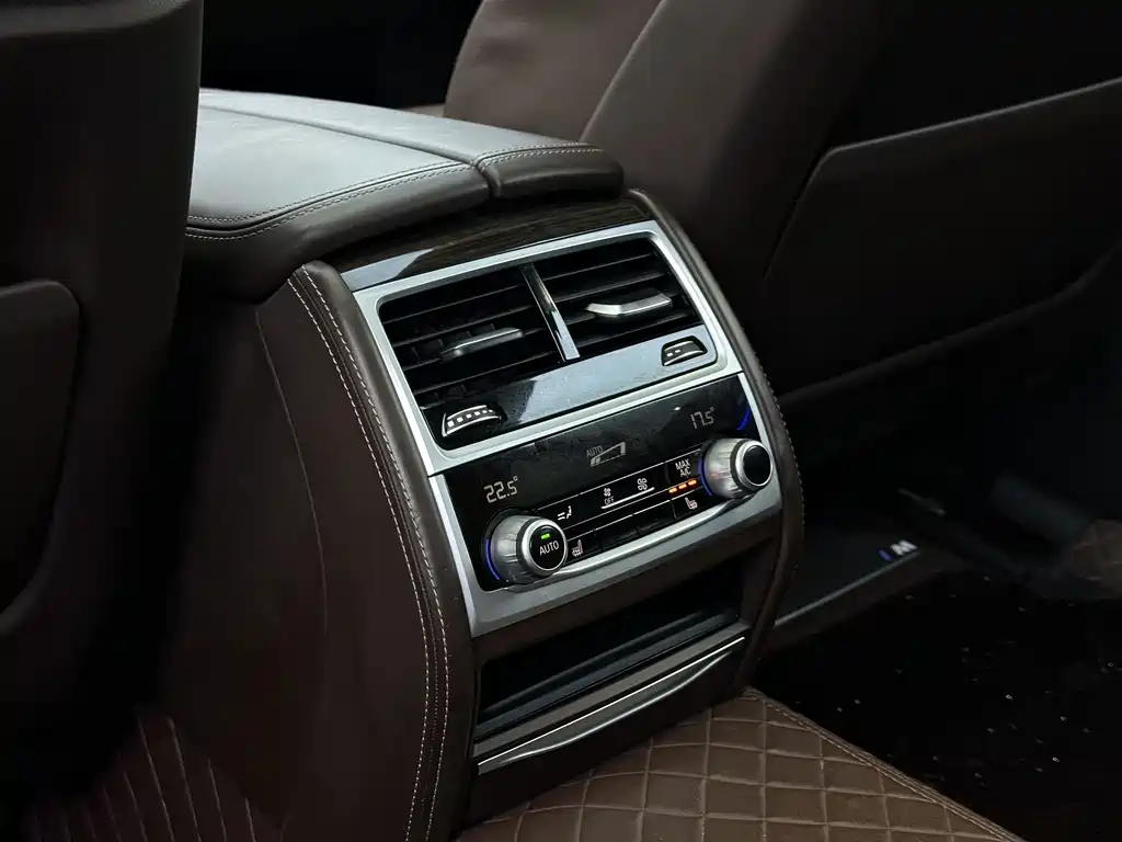 BMW 7 Series — миниатюра 22